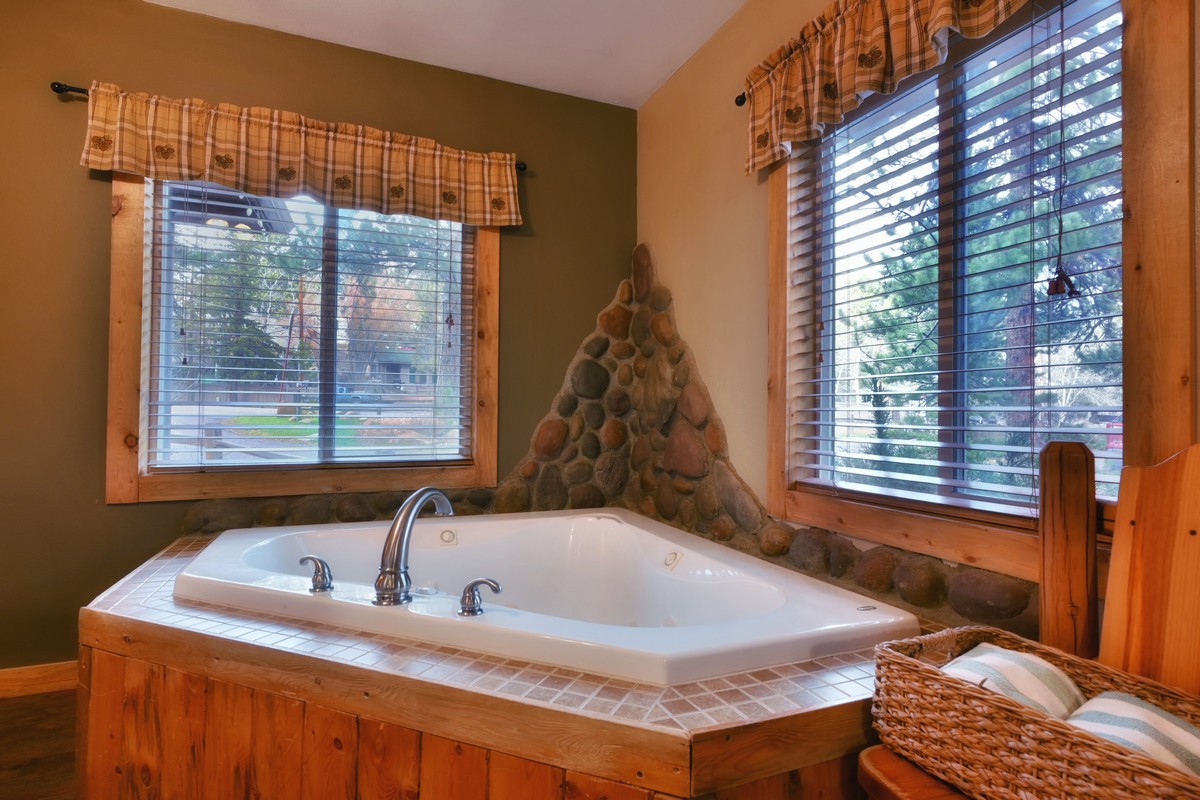 Pine Cone Jetted Tub