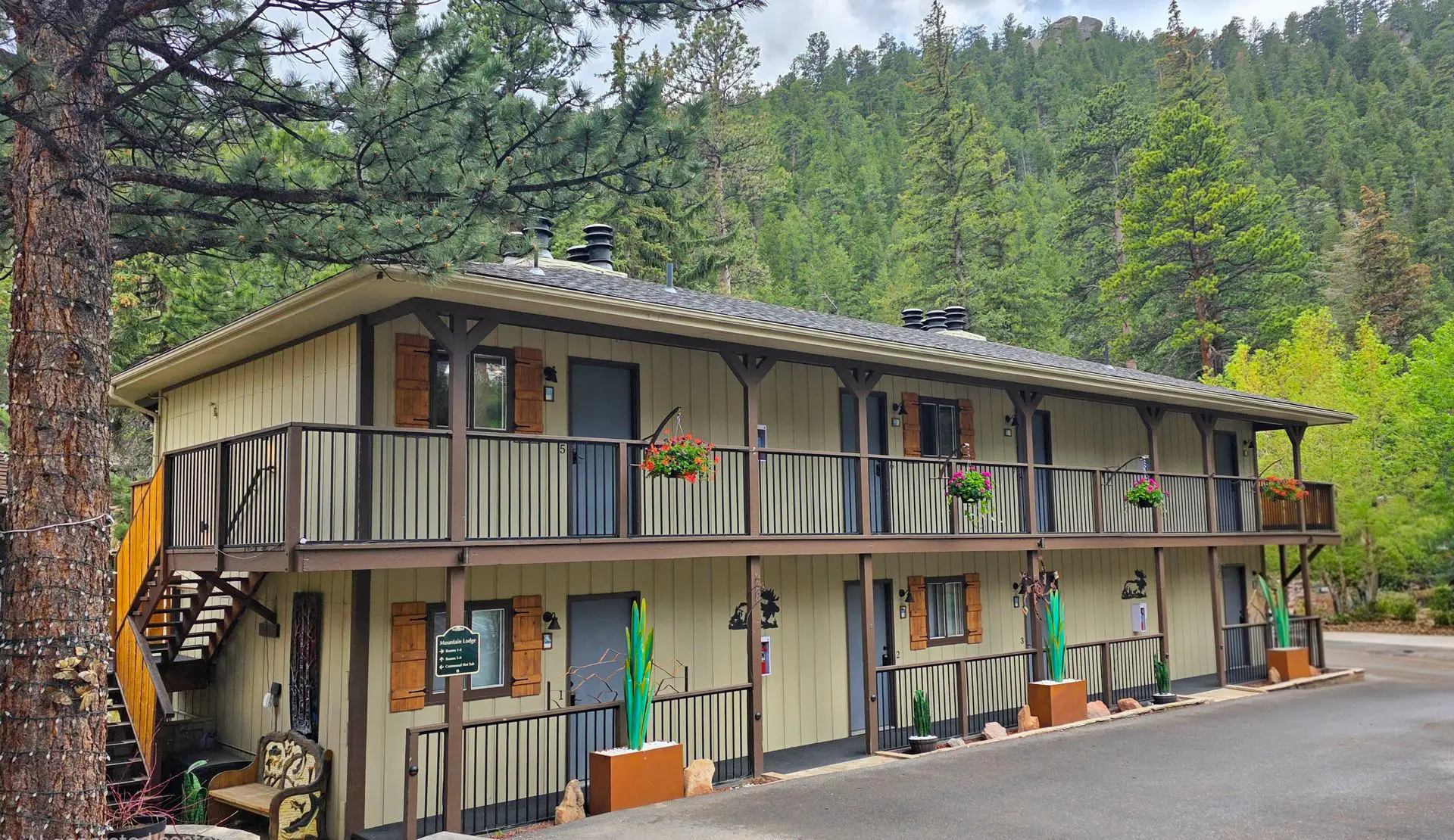 Mountain Lodge Exterior